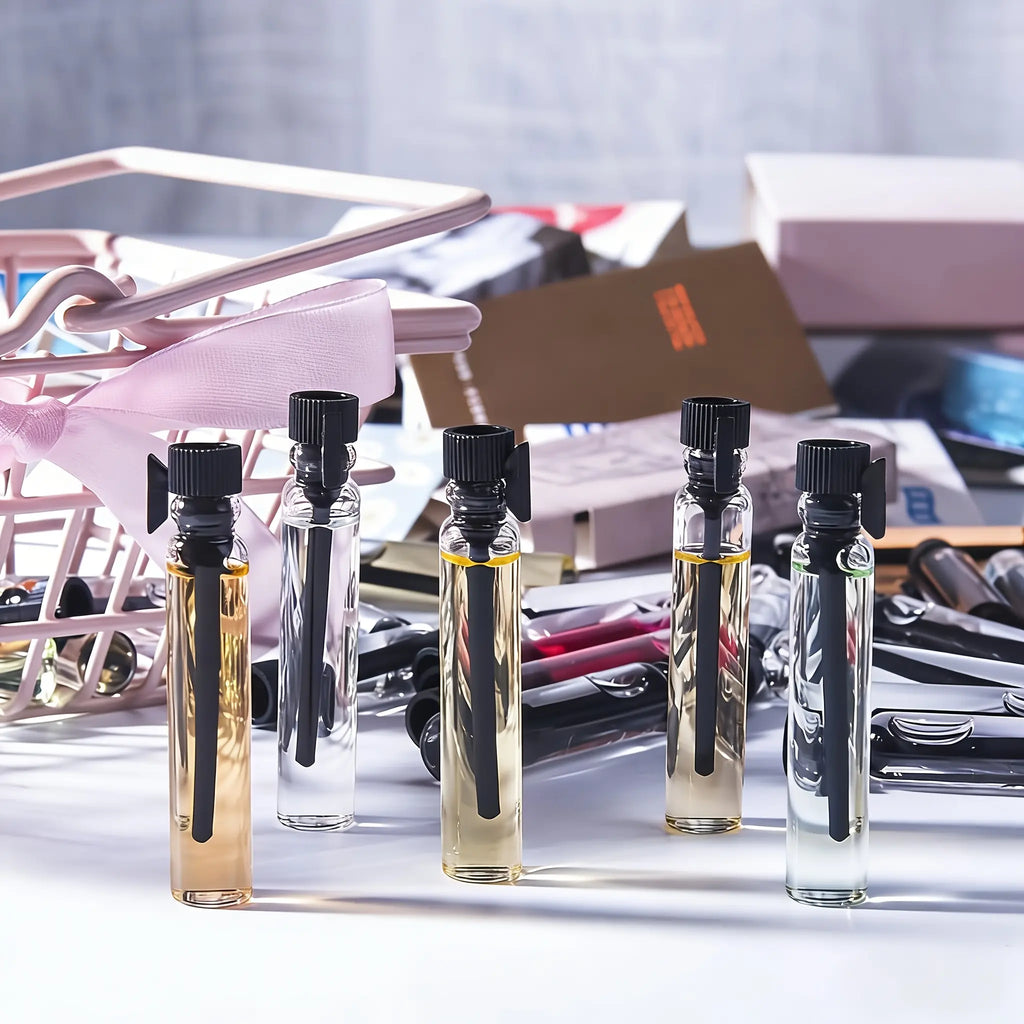 Random 30 PCS Mini Perfume Set, Assorted Travel Size Fragrance Vials with Floral, Fruity, Woody & Musk Scents, Portable Daily Scent Gift Set for Perfume Lovers